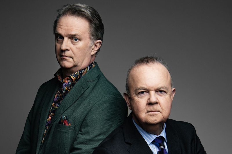  Have I Got News For You seizoen 68 - panelleden Paul Merton en Ian Hislop dragen pakken en poseren voor de camera.