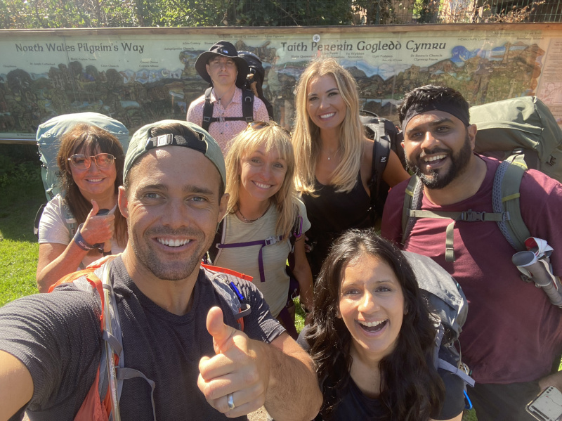   Pilgrimage North Wales Spencer φωτογραφίζει τη Michaela και την ομάδα