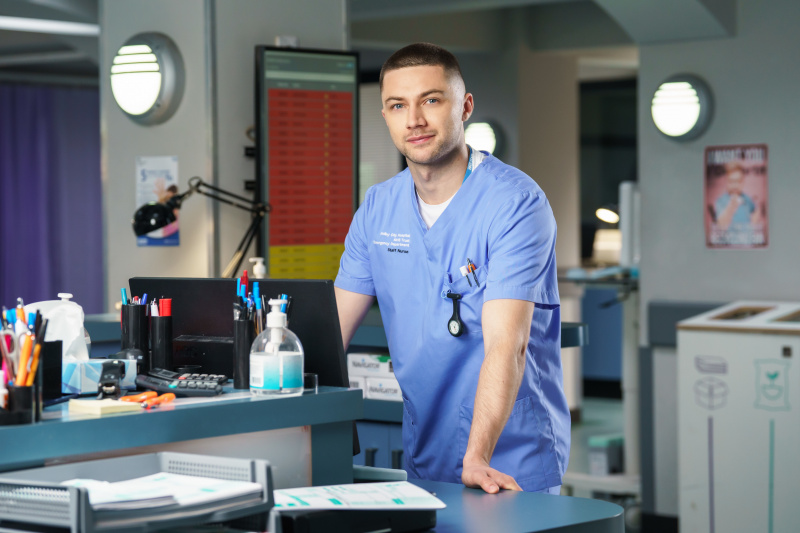 Casualty EXCLUSIVO: Eddie-Joe Robinson sobre el regreso peligrosamente 'tenso' del drama médico