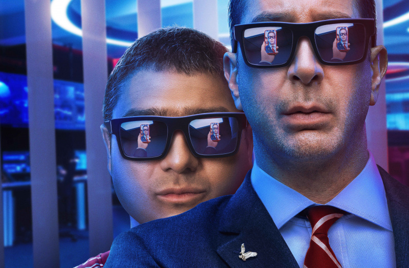  Nick Mohammed a David Schwimmer v spravodajstve