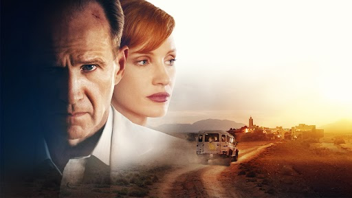   Ralph Fiennes a Jessica Chastain vo filme The Forgiven