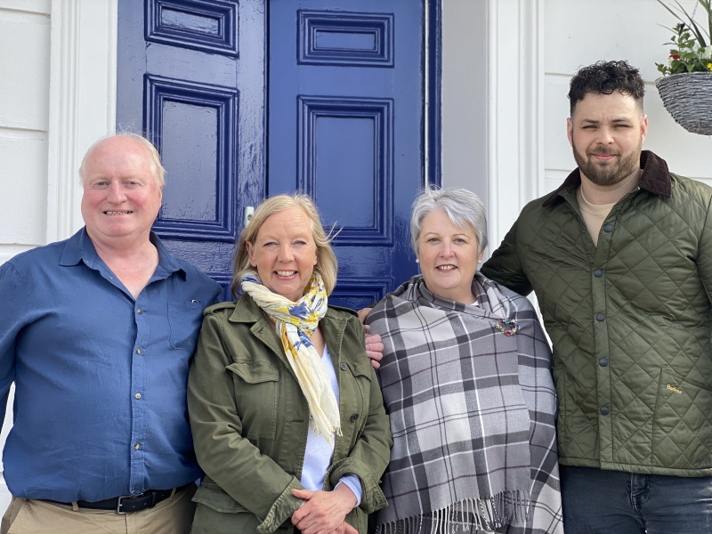   Deborah Meaden a personál B&B