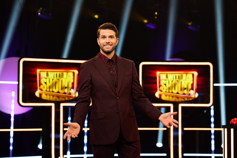   Joel Dommett moderuje In With A Shout