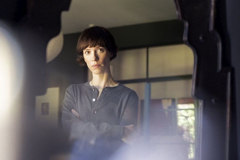   Rebecca Hall dans le rôle de l'enseignante Claire qui's haunted by a strange noise.
