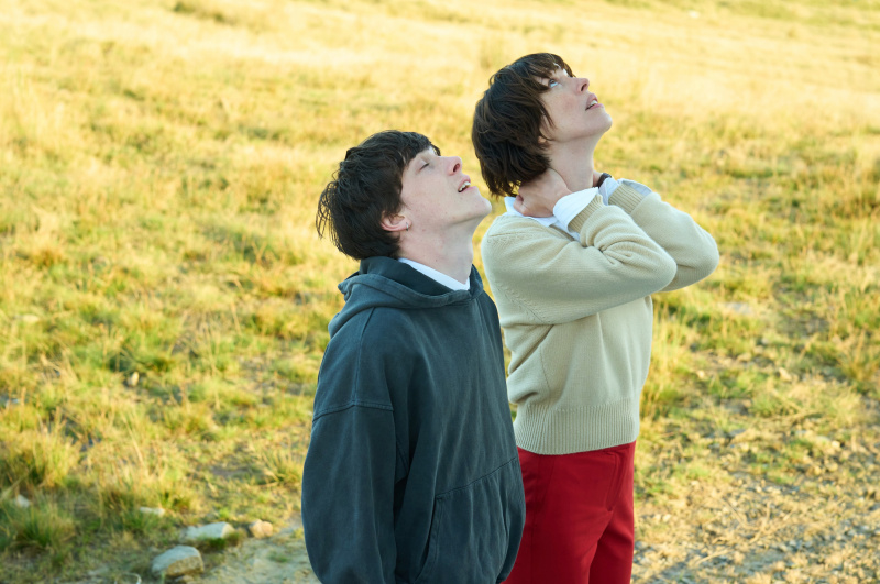   Ollie West et Rebecca Hall dans Les Auditeurs.