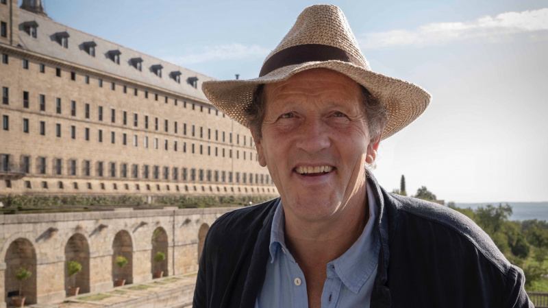   Monty Don con sombrero de paja destaca Escorial en Monty Don's Spanish Gardens.