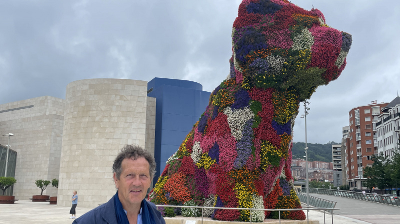   Monty Don delante de la estatua del Cachorro en Bilbao en Monty Don's Spanish Gardens