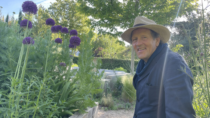  Monty Don con sombrero de paja en el jardín para perros de Madrid en Monty Don's Spanish Gardens