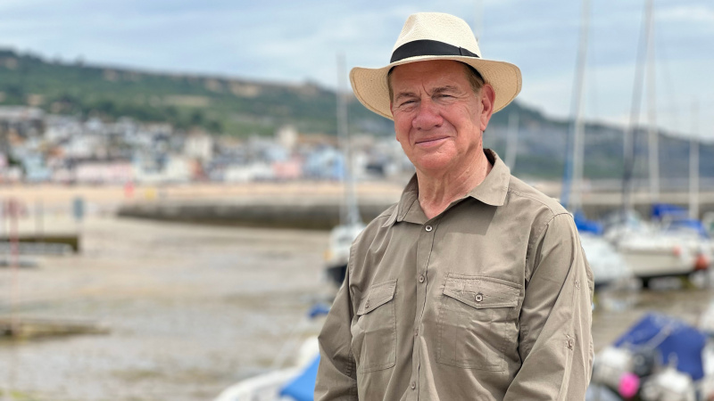  Michael Portillo stojí v prístave v sérii Great Coastal Railway Journeys 3
