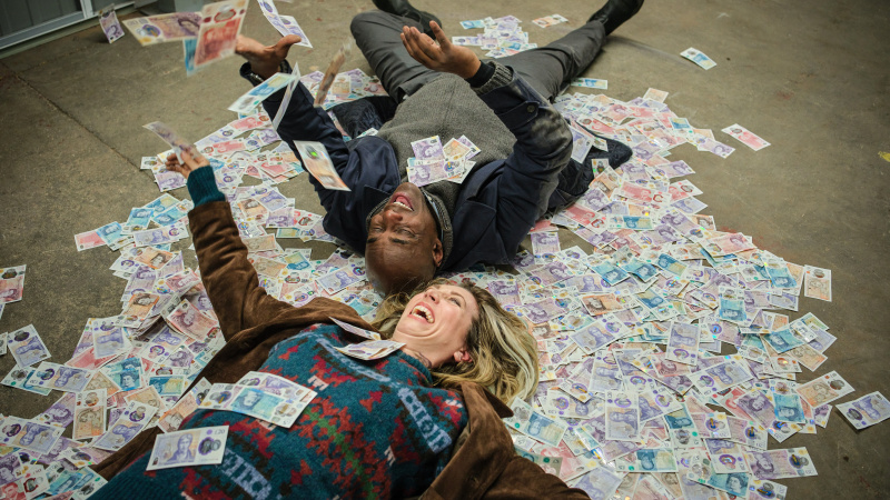   Janet et Samuel couchés parmi leur argent de la drogue dans l'épisode 3 de Boat Story