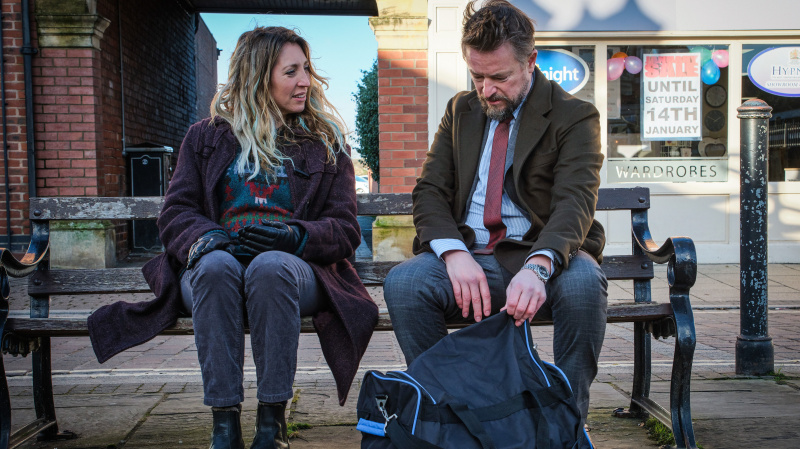   Janet et Peter assis ensemble sur un banc dans l'épisode 3 de Boat Story