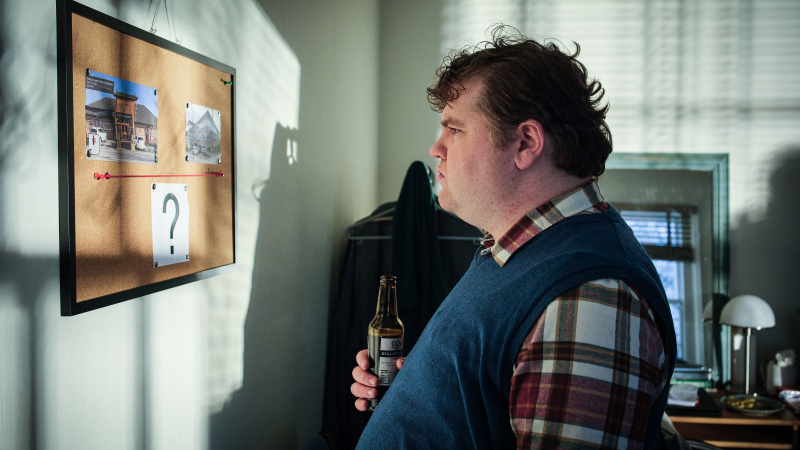   Ben regarde son tableau de preuves dans l'épisode 3 de Boat Story