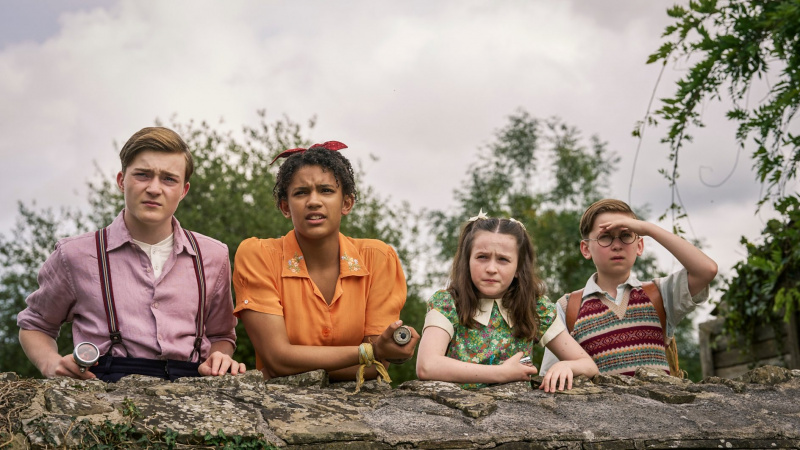  Julian (Elliott Rose), George (Diaana Babnicova), Anne (Flora Jacoby Richardson) και Dick (Kit Rakusen) ακουμπισμένοι σε έναν τοίχο