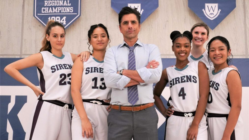 Džons Stamos par izkāpšanu ārpus savas komforta zonas Disney+filmai “Big Shot”