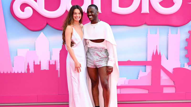   Emma Mackey และ Ncuti Gatwa ถ่ายภาพที่งาน European Premiere ของ Barbie ในปี 2023
