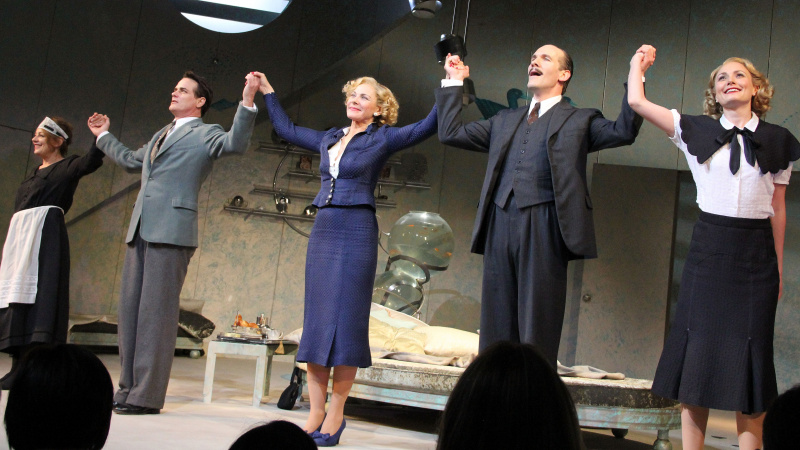   (จากซ้ายไปขวา) Caroline Lena Olsson, Paul Gross, Kim Cattrall, Simon Paisley Day และ Anna Madeley รับสายม่านของพวกเขา"Private Lives" on Broadway on opening night