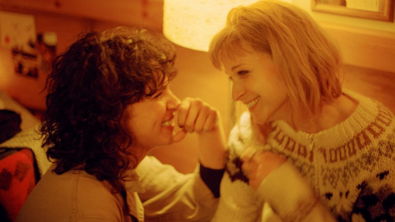 Twórca „The Bisexual” Hulu i gwiazda Desiree Akhavan nazywa serię „odwróconym tabu”