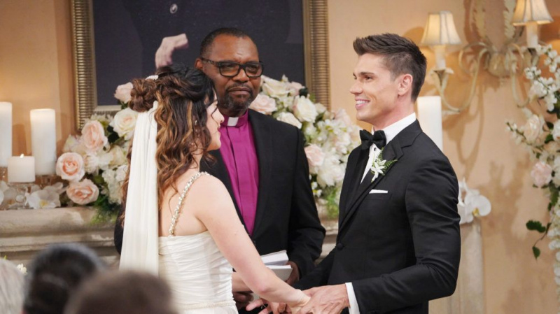 Il 'Judge Judy' L'ufficiale giudiziario Petri Byrd officia il matrimonio 'Bold and the Beautiful' di Finn e Steffy