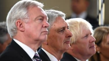 David Davis, Philip Hammond a Boris Johnson (L-R)
