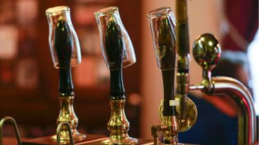 Ölpumpar på en pub