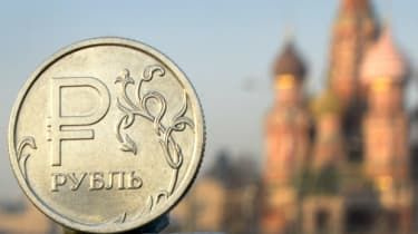 Rublis atšoko Rusijai parduodant užsienio valiutą