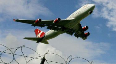 Richard Bransons Virgin Atlantic søger investorer for at undgå kollaps
