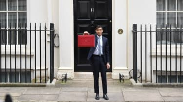 Kansler Rishi Sunak poserar med Budget Box utanför Downing Street 11