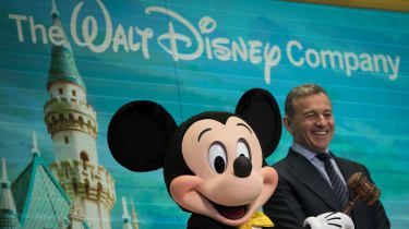 CEO-ul Walt Disney, Bob Iger, cu Mickey Mouse