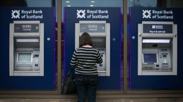 Pengautomatsbedrägerier ökar – och banker vill skylla på dig