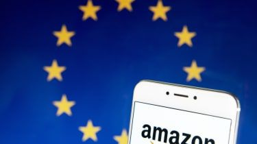 HONG KONG - 2019/04/21: I den här fotoillustrationen ses ett amerikanskt e-handels- och molndataföretag Amazon-logotyp på en Android-mobilenhet med EU-flaggan i t.