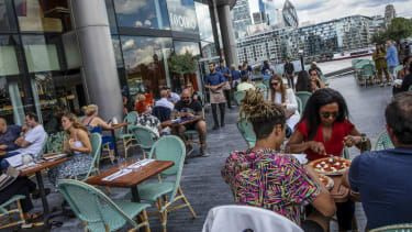 Diners in restaurant Tavolino in London Bridge op de startdag van het Eat Out to Help Out-programma