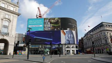 Den elektroniske billboard viser en annonce, der takker Storbritannien