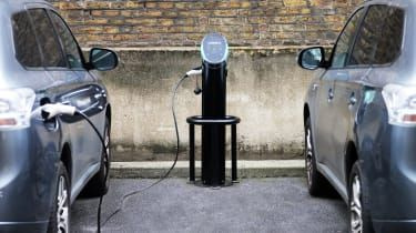 Spoločnosť Pod Point, ktorá sa zaoberá nabíjaním elektrických vozidiel, ťaží z rizikového dlhového fondu vo výške 200 miliónov libier