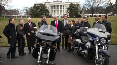 Donald Trump discută cu directori Harley Davidson la Casa Albă în 2017