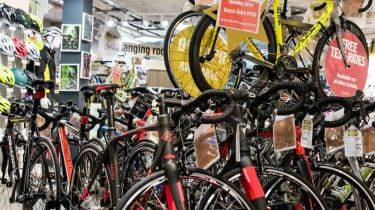 Elektrinių dviračių ir motorolerių pardavimas Halfords mieste išaugo 230 %, kai važinėja viešasis transportas
