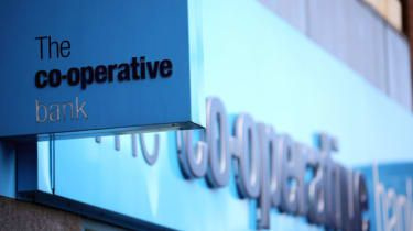 Co-op Bank 'oprosti' za 1,3 milijarde funtov izgube in 400 milijonov funtov črne luknje
