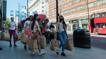 Kunder forlader Primark-butikken på Oxford Street, London, i juni 2020
