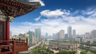 Une vue sur les toits de Nanchang encadrée à gauche par le pavillon Tengwang