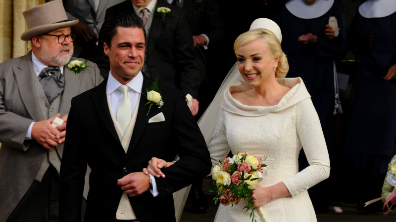  Helen George รับบทเป็น Trxie Franklin และ Olly Rix รับบท Matthew Aylward ในวันแต่งงานของพวกเขาสวมชุดแต่งงานและชุดสูทในตอนจบของ Call the Midwife ซีซั่น 12