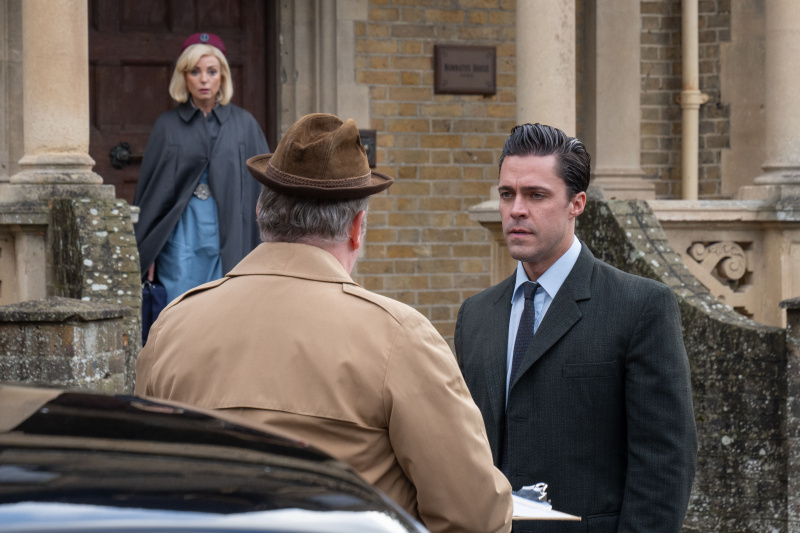   Matthew Aylward (OLLY RIX), Trixie Aylward (HELEN GEORGE) in Call the Midwife Staffel 13