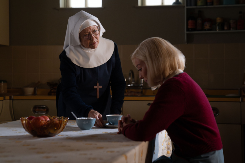   Schwester Julienne (JENNY AGUTTER)Trixie Aylward (HELEN GEORGE) in Call the Midwife Staffel 13
