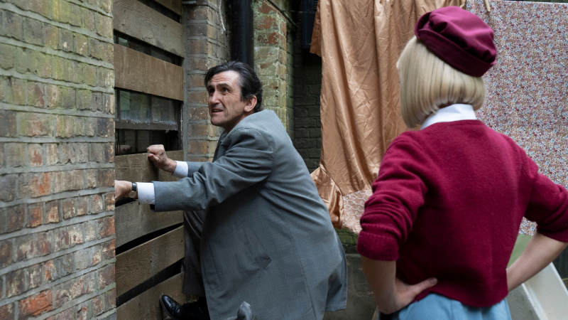   Doktor Turner a Trixie sa vlámali do zabedneného okna v sérii Call the Midwife 14, ep 2