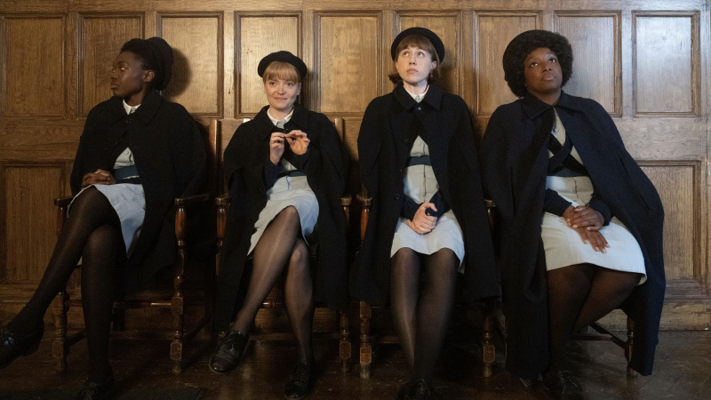   Norelle Morris (Shamia Phills), Rosalind Clifford (Natalie Quarry), Kathy Downes (Rachel Nicholson), Joyce Highland (Renee Bailey) in Hebammenschülern' uniforms sit in a row in Call the Midwife.