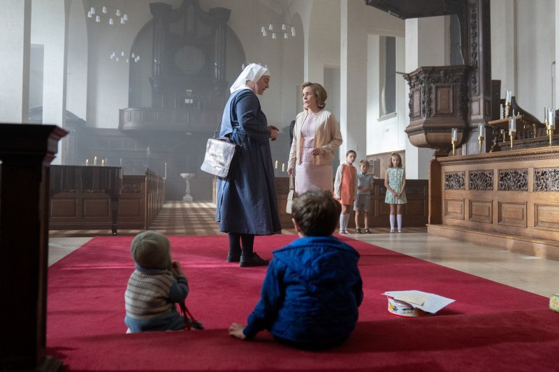   Sestra Veronica (REBECCA GETHINGS) a Shelagh Turner (LAURA MAIN) nájdu dvoch mladých chlapcov opustených v kostole v 13. sezóne Call the Midwife