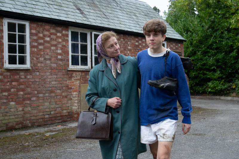   Gladys Bell (ANNA FRANCOLINI), Jason (MITCHELL CREAK) v 13. sezóne Call the Midwife