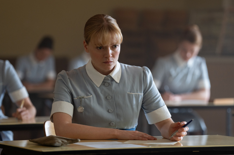   Rosalind Clifford (NATALIE QUARRY) absolvuje skúšku v 13. sezóne Call the Midwife