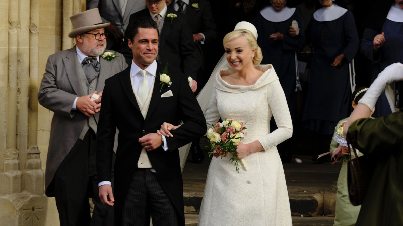   Olly Rix และ Helen George ในบท Matthew และ Trixie ในชุดแต่งงานยืนอยู่นอกโบสถ์ในเรื่อง Call the Midwife