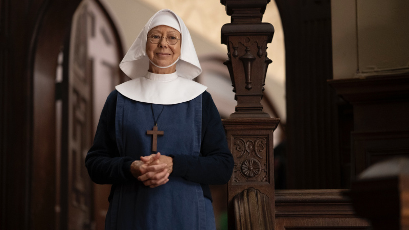   Jenny Agutter seisab Nonnatuse maja trepil nunnana's habit in the Call the Midwife Christmas Special 2024.