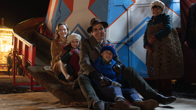   Laura Main Shelaghi rollis ja Stephen McGann dr Turnerina istuvad koos Angela (Alice Brown), Teddy (Edward Shaw) ja Mayga (April Rae Hoang) Turneriga 2024. aasta jõulude eriprogrammis Call the Midwife.