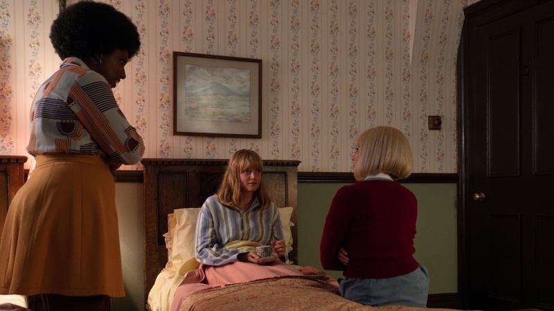  Joyce a Trixie stojia od Rosalind's bed as she sits up drinking tea in her pyjamas